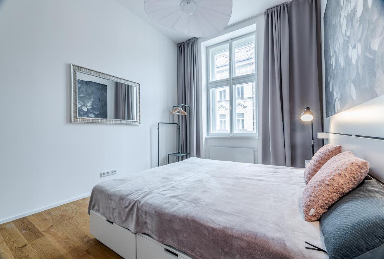 Elegant Apartments Located In The Centre Of 프라하 외부 사진
